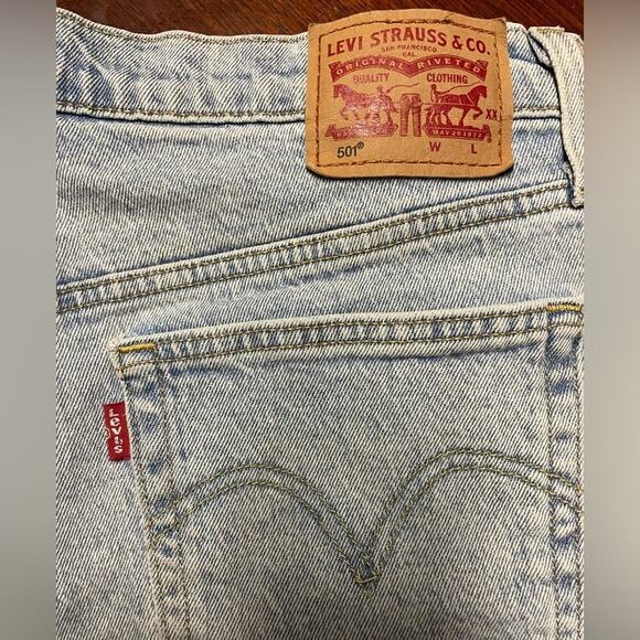 Levi’s 501 Distressed Denim Button Fly High Waist Shorts Women’s Size 30 - Picture 3 of 7